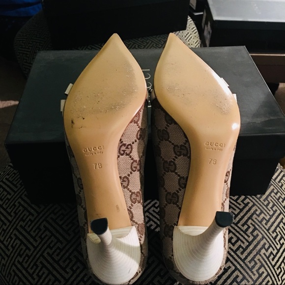 Gucci Bone white Stilettos w/ light gold hardware. Tom Ford designed. - Picture 2 of 2